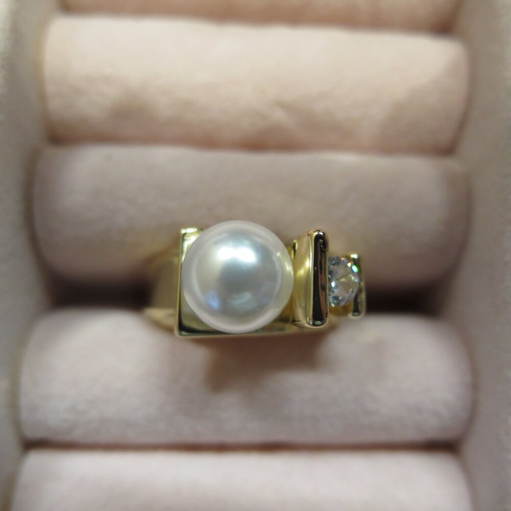 NEW Faux Pearl and Rhinestone Gold plated Ring Wavy Design bomb